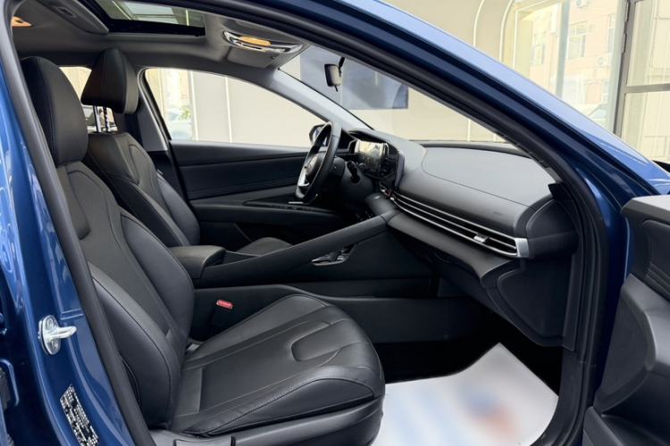 Used Hyundai Elantra 2022 1.5L CVT LUX Prestige Edition Interior 3