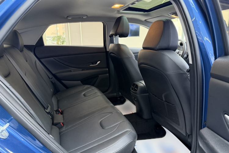 Used Hyundai Elantra 2022 1.5L CVT LUX Prestige Edition Interior 4