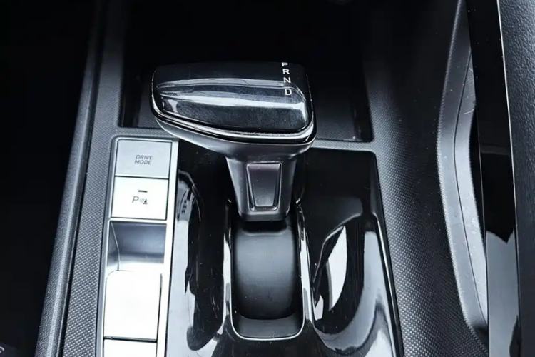 Used Hyundai Elantra 2022 1.5L CVT GLX Elite Edition Interior 6