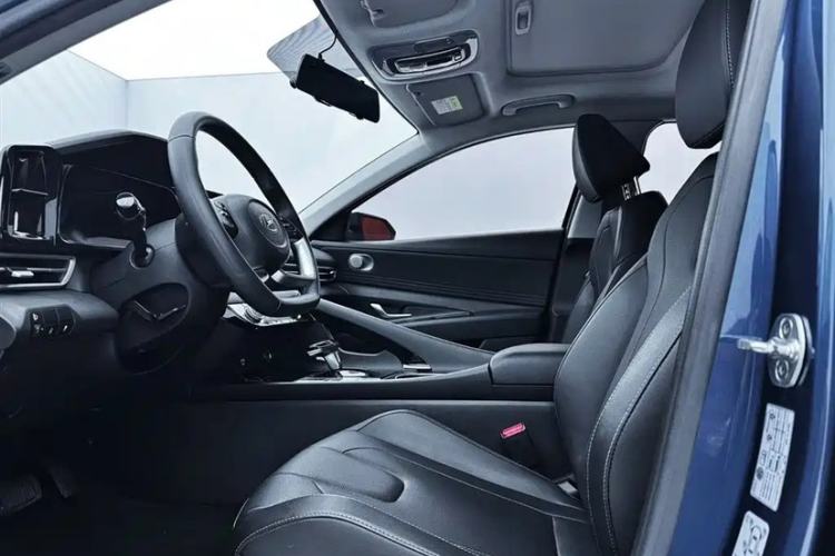 Used Hyundai Elantra 2022 1.5L CVT GLX Elite Edition Interior 8