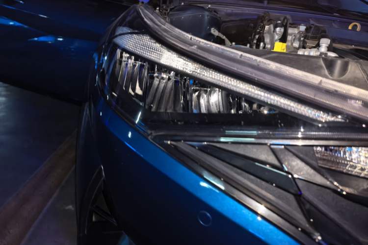 Used Hyundai Elantra 2022 1.5L CVT LUX Prestige Edition Right Front Headlight