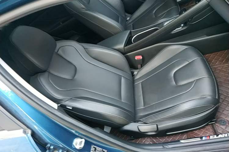 Used Hyundai Elantra 2022 1.5L CVT LUX Prestige Edition Right Front Seat