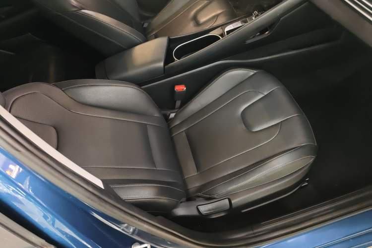Used Hyundai Elantra 2022 1.5L CVT LUX Prestige Edition Right Front Seat