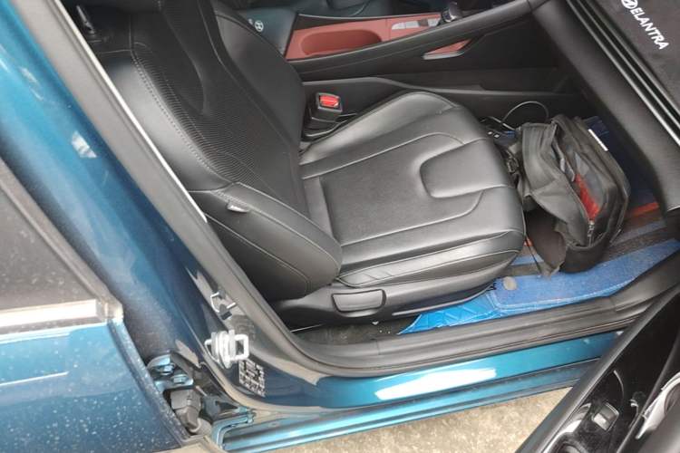 Used Hyundai Elantra 2022 1.5L CVT LUX Prestige Edition Right Front Seat