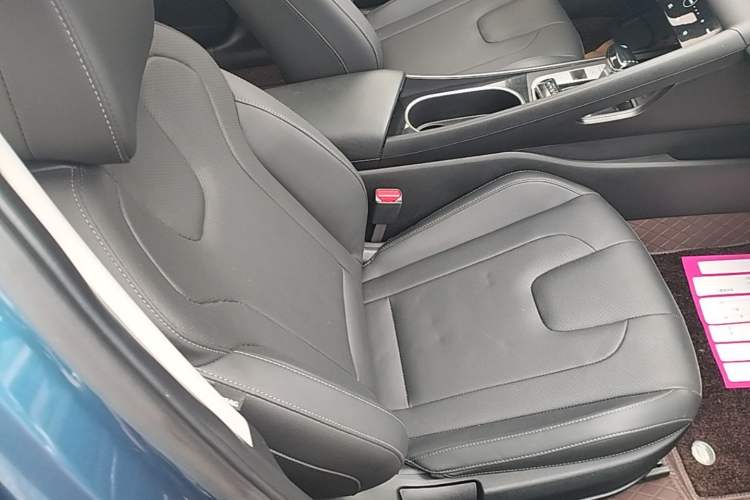 Used Hyundai Elantra 2022 1.5L CVT LUX Prestige Edition Right Front Seat