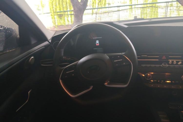 Used Hyundai Elantra 2022 1.5L CVT LUX Prestige Edition Steering Wheel
