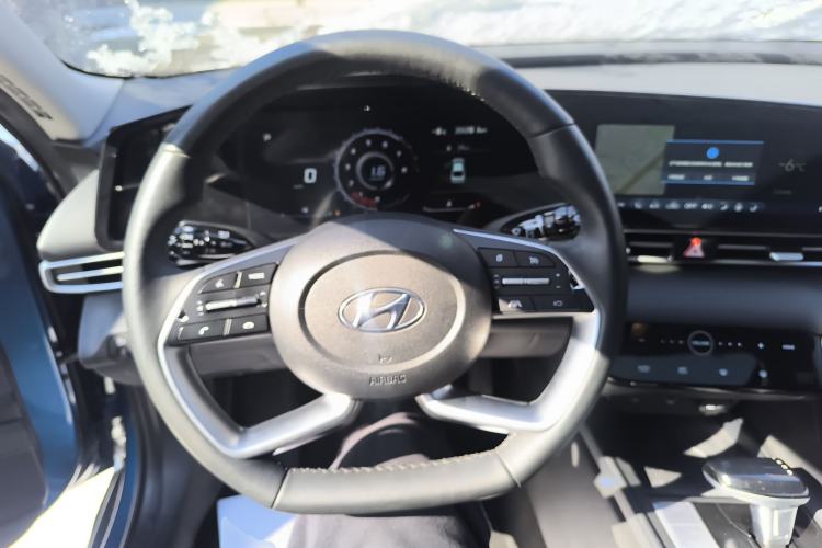 Used Hyundai Elantra 2022 1.5L CVT LUX Prestige Edition Steering Wheel
