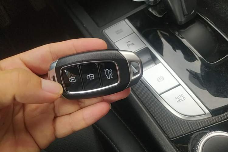 Used Hyundai Elantra 2022 1.5L CVT GLX Elite Edition Vehicle Key
