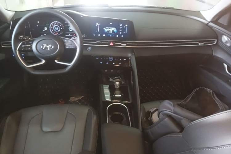 Used Hyundai Elantra 2022 1.5L CVT LUX Prestige Edition Center Console