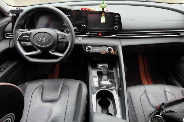 Used Hyundai Elantra 2022 1.5L CVT GLX Elite Edition Center Console