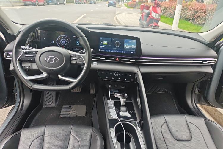 Used Hyundai Elantra 2022 1.5L CVT LUX Prestige Edition Center Console