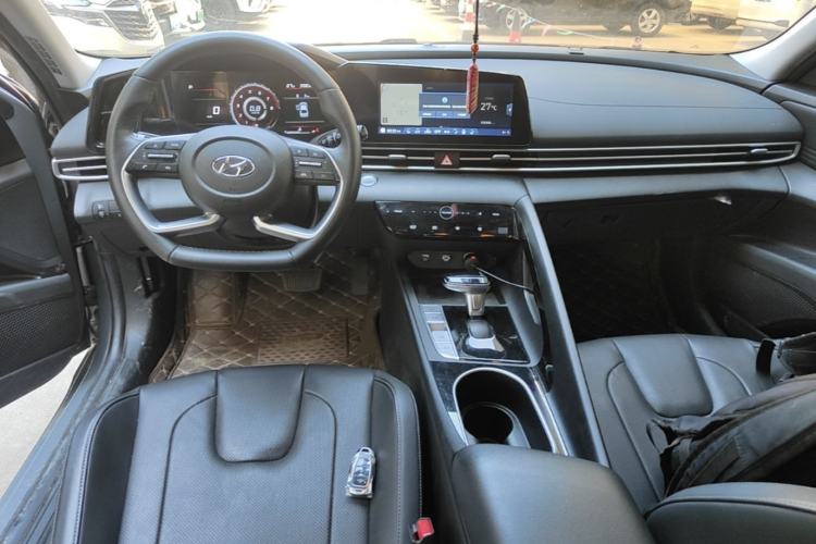 Used Hyundai Elantra 2022 1.5L CVT LUX Prestige Edition Center Console