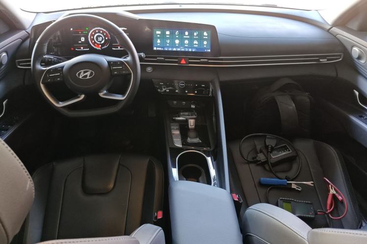 Used Hyundai Elantra 2022 1.5L CVT LUX Prestige Edition Center Console