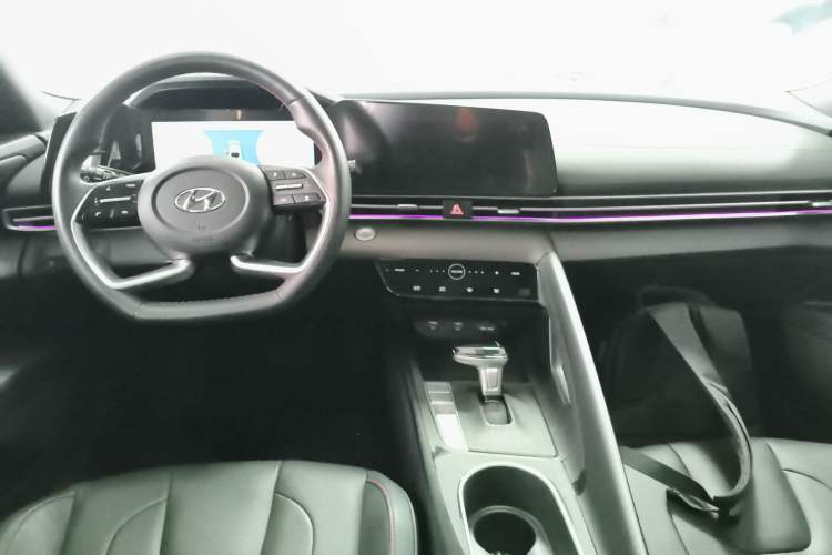 Used Hyundai Elantra 2022 1.5L CVT 20th Anniversary Edition Center Console