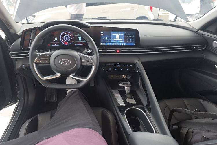 Used Hyundai Elantra 2022 1.5L CVT GLX Elite Edition Center Console