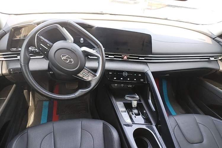 Used Hyundai Elantra 2022 1.5L CVT LUX Prestige Edition Center Console