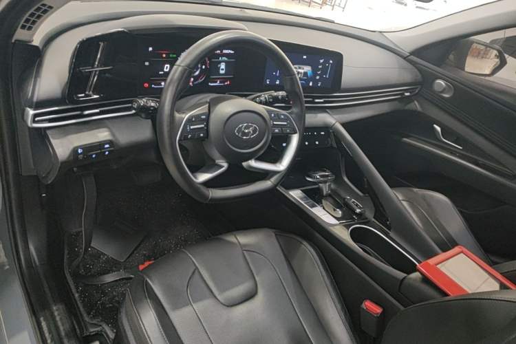 Used Hyundai Elantra 2022 1.5L CVT LUX Prestige Edition Center Console