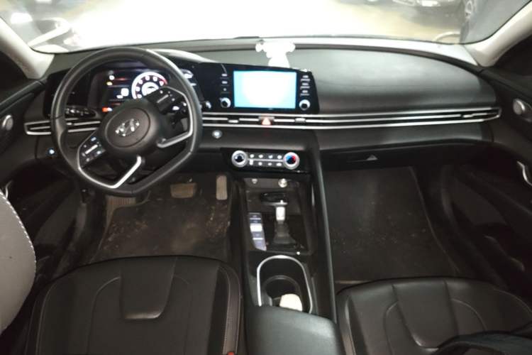 Used Hyundai Elantra 2022 1.5L CVT GLX Elite Edition Center Console