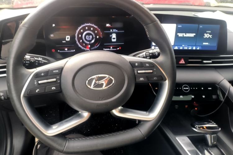 Used Hyundai Elantra 2022 1.5L CVT LUX Prestige Edition Center Console