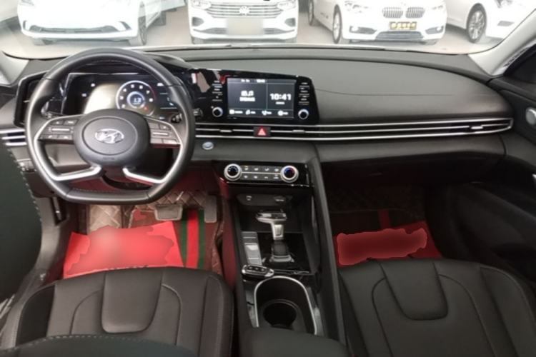 Used Hyundai Elantra 2022 1.5L CVT GLX Elite Edition Center Console