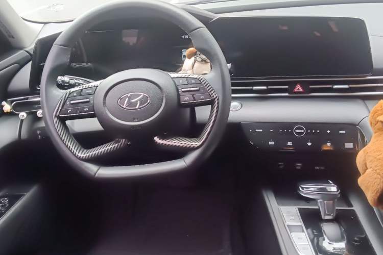 Used Hyundai Elantra 2022 1.5L CVT LUX Prestige Edition Center Console