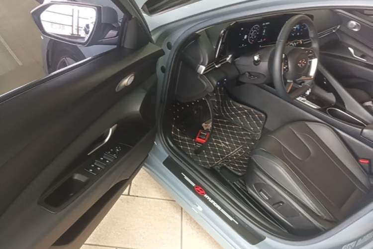 Used Hyundai Elantra 2022 1.5L CVT LUX Prestige Edition Driver Seat