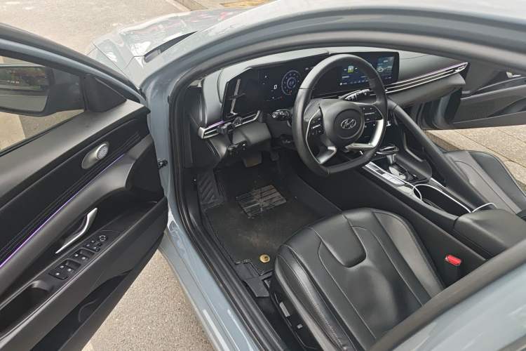 Used Hyundai Elantra 2022 1.5L CVT LUX Prestige Edition Driver Seat