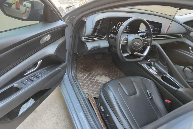 Used Hyundai Elantra 2022 1.5L CVT LUX Prestige Edition Driver Seat