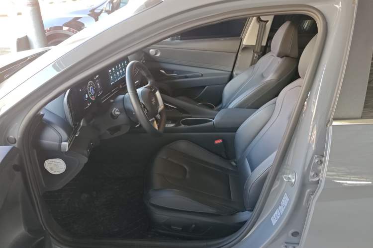 Used Hyundai Elantra 2022 1.5L CVT LUX Prestige Edition Driver Seat