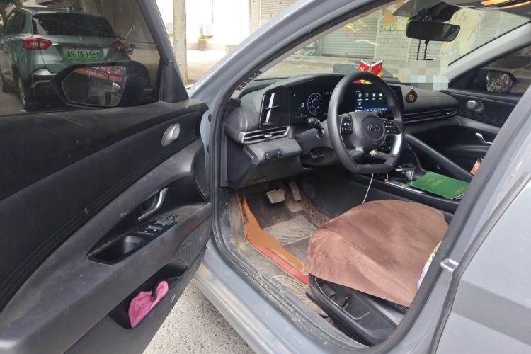 Used Hyundai Elantra 2022 1.5L CVT LUX Black Knight Limited Edition Driver Seat