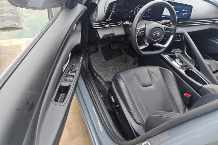 Used Hyundai Elantra 2022 1.5L CVT LUX Prestige Edition Driver Seat