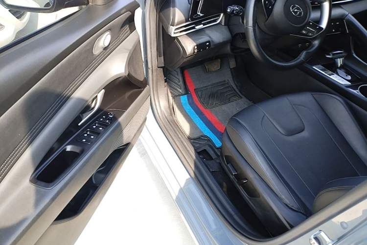 Used Hyundai Elantra 2022 1.5L CVT LUX Prestige Edition Driver Seat