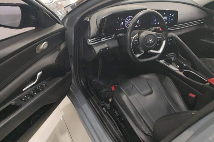 Used Hyundai Elantra 2022 1.5L CVT LUX Prestige Edition Driver Seat