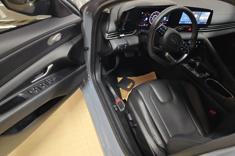 Used Hyundai Elantra 2022 1.5L CVT LUX Prestige Edition Driver Seat