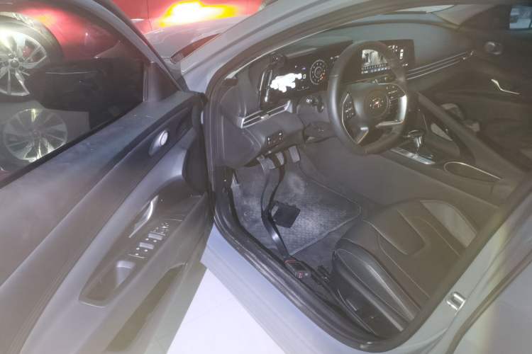 Used Hyundai Elantra 2022 1.5L CVT LUX Prestige Edition Driver Seat