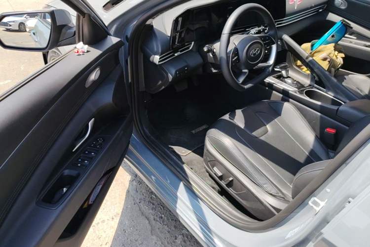 Used Hyundai Elantra 2022 1.5L CVT LUX Prestige Edition Driver Seat