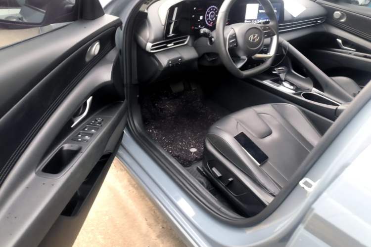 Used Hyundai Elantra 2022 1.5L CVT LUX Prestige Edition Driver Seat