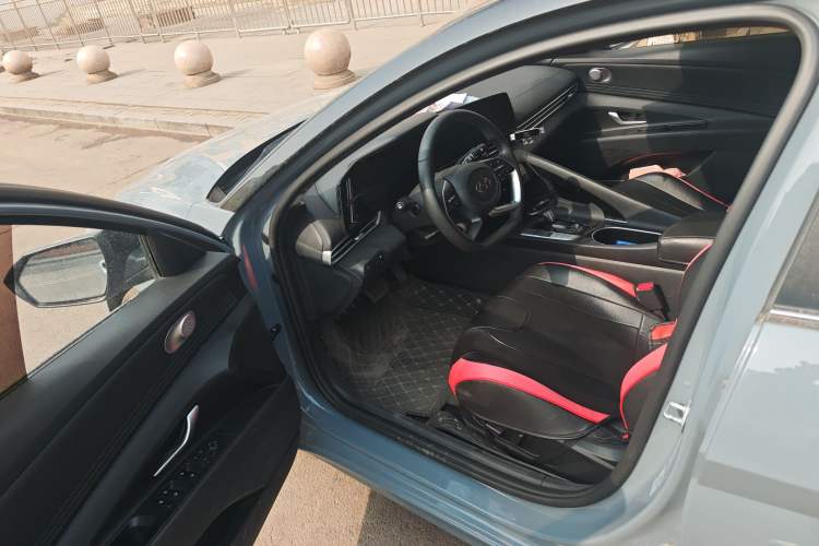 Used Hyundai Elantra 2022 1.5L CVT LUX Prestige Edition Driver Seat