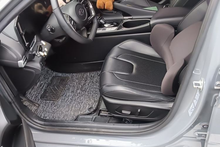 Used Hyundai Elantra 2022 1.5L CVT LUX Prestige Edition Driver Seat
