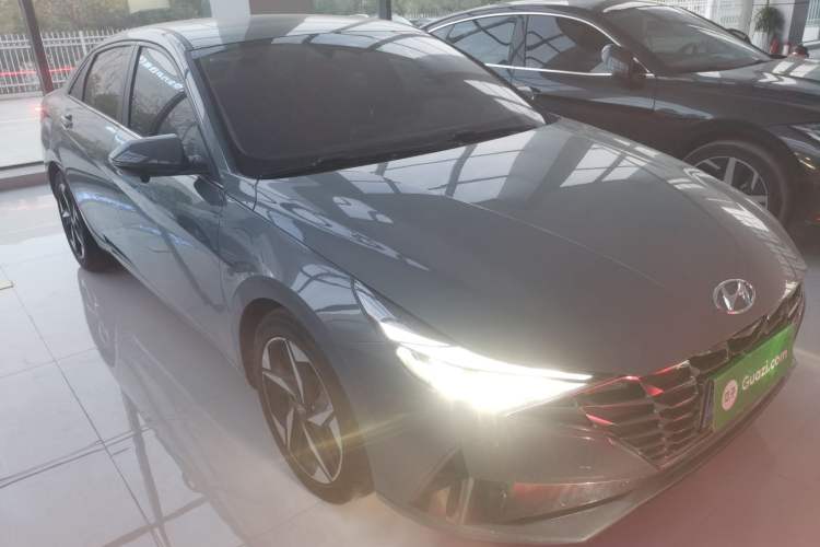 Used Hyundai Elantra 2022 1.5L CVT LUX Prestige Edition Front Right 45 Deg