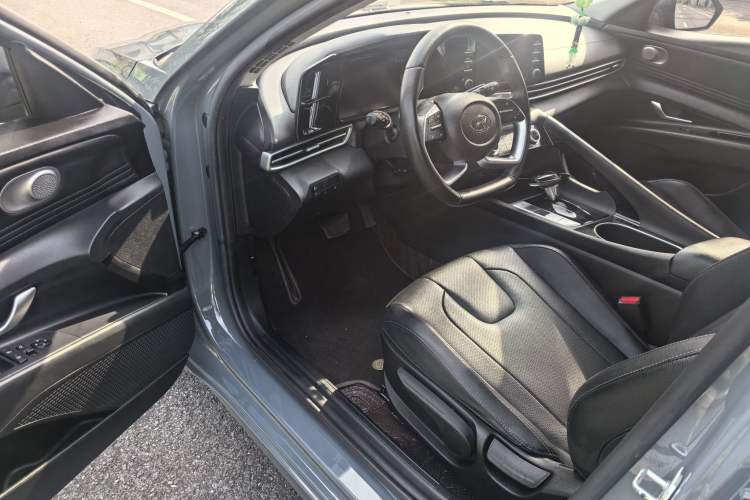 Used Hyundai Elantra 2022 1.5L CVT GLX Elite Edition Interior 2