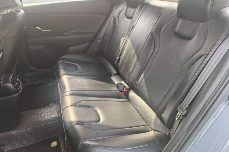 Used Hyundai Elantra 2022 1.5L CVT GLX Elite Edition Interior 3