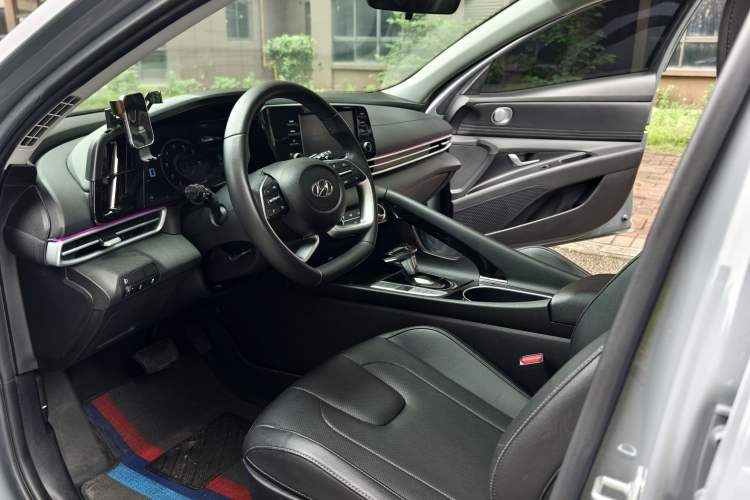 Used Hyundai Elantra 2022 1.5L CVT GLX Elite Edition Interior 4