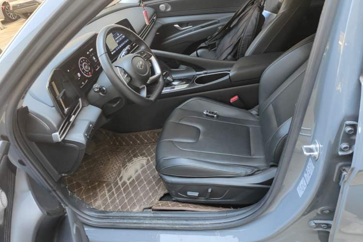 Used Hyundai Elantra 2022 1.5L CVT LUX Prestige Edition Left Front Seat