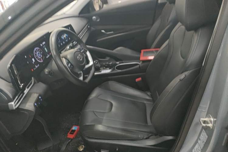 Used Hyundai Elantra 2022 1.5L CVT LUX Prestige Edition Left Front Seat