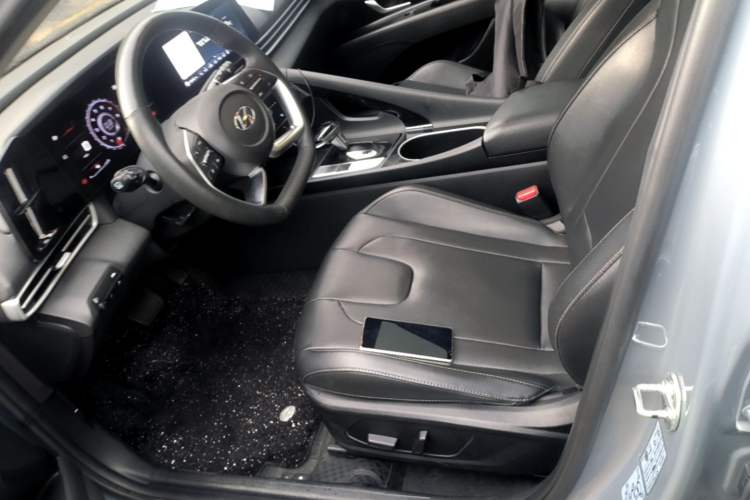 Used Hyundai Elantra 2022 1.5L CVT LUX Prestige Edition Left Front Seat