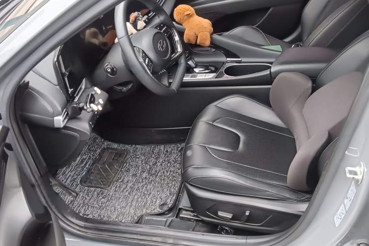 Used Hyundai Elantra 2022 1.5L CVT LUX Prestige Edition Left Front Seat
