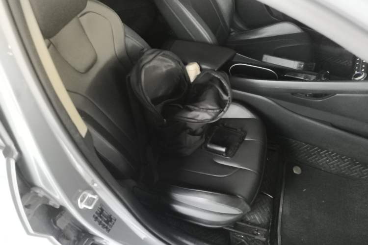 Used Hyundai Elantra 2022 1.5L CVT GLX Elite Edition Right Front Seat