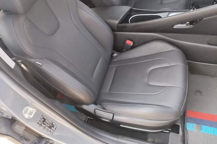 Used Hyundai Elantra 2022 1.5L CVT LUX Prestige Edition Right Front Seat