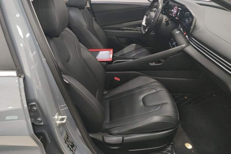 Used Hyundai Elantra 2022 1.5L CVT LUX Prestige Edition Right Front Seat